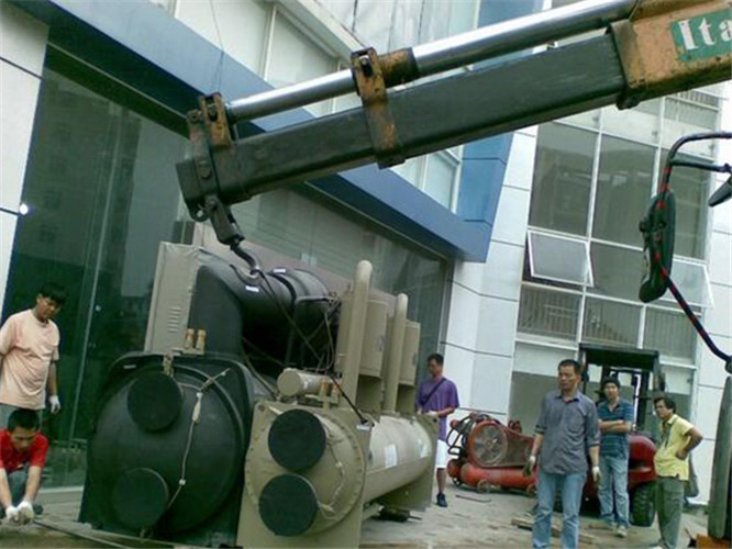 徐汇区随车吊和汽车吊的核心区别是什么？哪种更省钱？